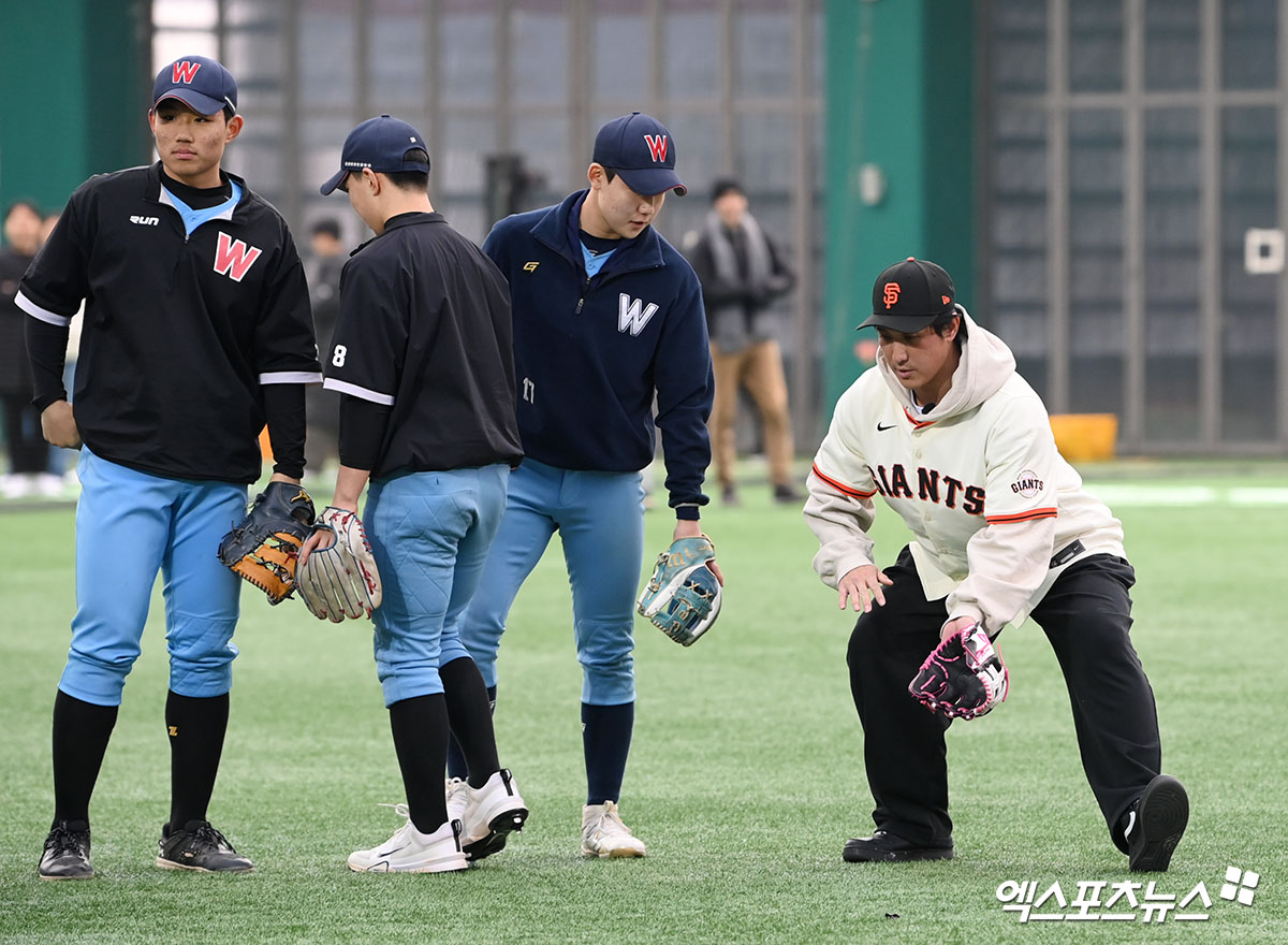 황재균은 7일 경기도 이천 LG챔피언스파크에서 열린 미국 메이저리그 샌프란시스코 자이언츠 주최 야구 클리닉에 일일 코치로 참가했다. 2017시즌 이후 9년 만에 샌프란시스코 유니폼을 입는 뜻깊은 경험을 했다. 황재균은 행사 종료 후 근황을 묻는 질문에 '그냥 백수 생활을 하고 있다'고 농담을 던진 뒤 '아직까지 (은퇴를 했는지) 잘 모르겠다. 다른 선수들이 스프링캠프를 떠나야 실감이 날 것 같다'고 말했다. 황재균은 아직 FA계약을 하지 못한 손아섭에 대해선 '아섭이가 지금 상황이 많이 안 좋고 힘들어 하고 있다'며 위로 중이라고 했다. 이천, 고아라 기자