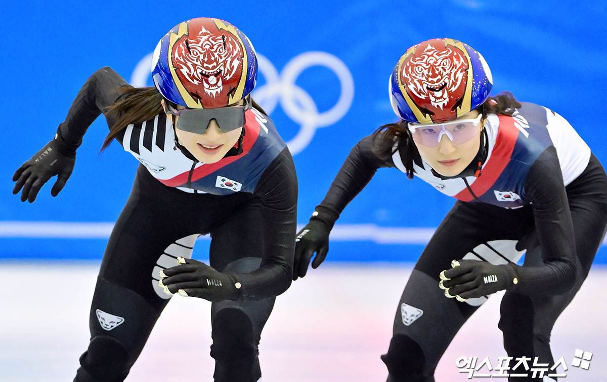 7일 충북 진천국가대표선수촌 빙상훈련장에서 2026 밀라노·코르티나 동계올림픽대회 미디어데이 및 공개훈련이 진행됐다. 이날 한국 여자 쇼트트랙 국가대표 최민정, 김길리(이상 성남시청), 노도희(화성시청), 이소연(스포츠토토빙상단), 심석희(서울시청)는 미디어데이와 공개훈련에 참석해 올림픽 준비 현황을 밝혔다. 최민정을 비롯해 여자 쇼트트랙 대표팀 선수들은 팀워크를 강조하면서 하나로 뭉쳐 밀라노 올림픽에서 성과를 낼 것을 다짐했다. 진천국가대표선수촌, 김한준 기자