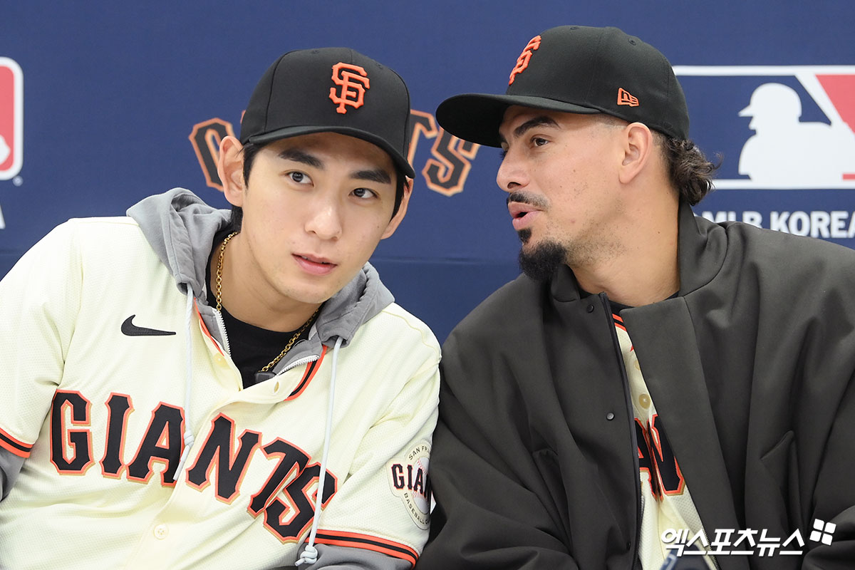 미국 메이저리그 샌프란시스코 자이언츠 소속인 이정후(왼쪽)와 윌리 아다메스가 7일 경기도 이천 LG챔피언스파크에서 열린 구단 주최 야구 클리닉 공식 기자회견에 참석했다. 사진 고아라 기자