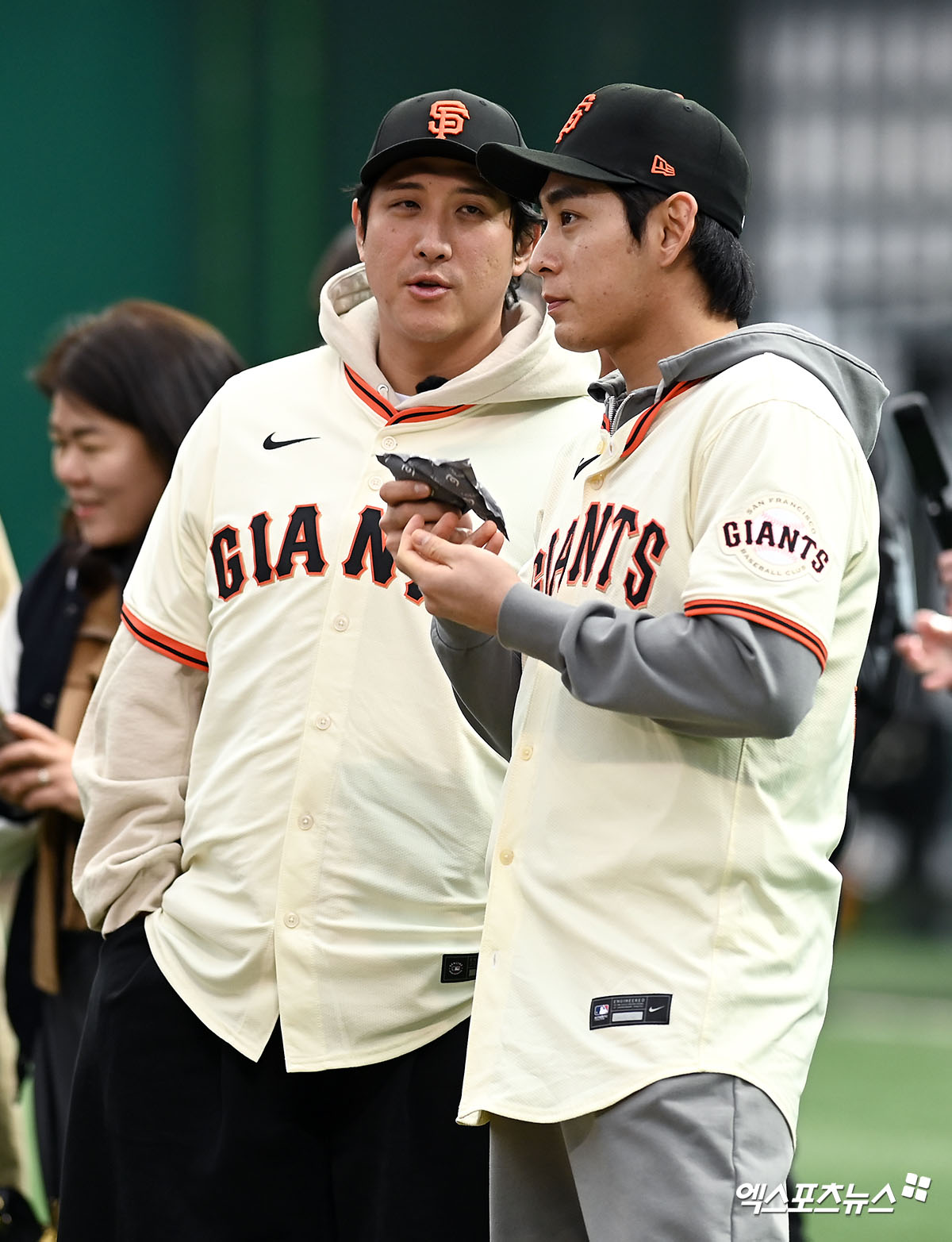 황재균은 7일 경기도 이천 LG챔피언스파크에서 열린 미국 메이저리그 샌프란시스코 자이언츠 주최 야구 클리닉에 일일 코치로 참가했다. 2017시즌 이후 9년 만에 샌프란시스코 유니폼을 입는 뜻깊은 경험을 했다. 황재균은 행사 종료 후 근황을 묻는 질문에 '그냥 백수 생활을 하고 있다'고 농담을 던진 뒤 '아직까지 (은퇴를 했는지) 잘 모르겠다. 다른 선수들이 스프링캠프를 떠나야 실감이 날 것 같다'고 말했다. 황재균은 아직 FA계약을 하지 못한 손아섭에 대해선 '아섭이가 지금 상황이 많이 안 좋고 힘들어 하고 있다'며 위로 중이라고 했다. 이천, 고아라 기자