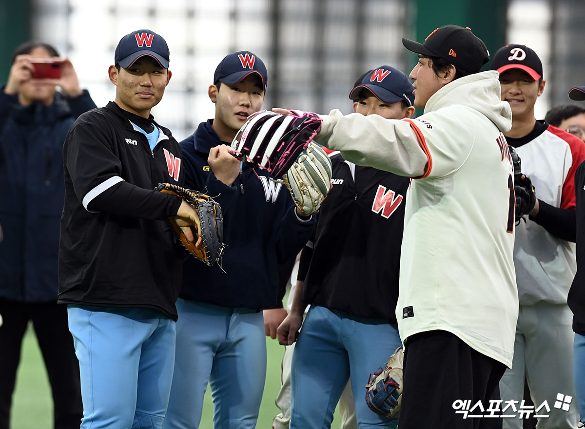 황재균은 7일 경기도 이천 LG챔피언스파크에서 열린 미국 메이저리그 샌프란시스코 자이언츠 주최 야구 클리닉에 일일 코치로 참가했다. 2017시즌 이후 9년 만에 샌프란시스코 유니폼을 입는 뜻깊은 경험을 했다. 황재균은 행사 종료 후 근황을 묻는 질문에 '그냥 백수 생활을 하고 있다'고 농담을 던진 뒤 '아직까지 (은퇴를 했는지) 잘 모르겠다. 다른 선수들이 스프링캠프를 떠나야 실감이 날 것 같다'고 말했다. 황재균은 아직 FA계약을 하지 못한 손아섭에 대해선 '아섭이가 지금 상황이 많이 안 좋고 힘들어 하고 있다'며 위로 중이라고 했다. 이천, 고아라 기자