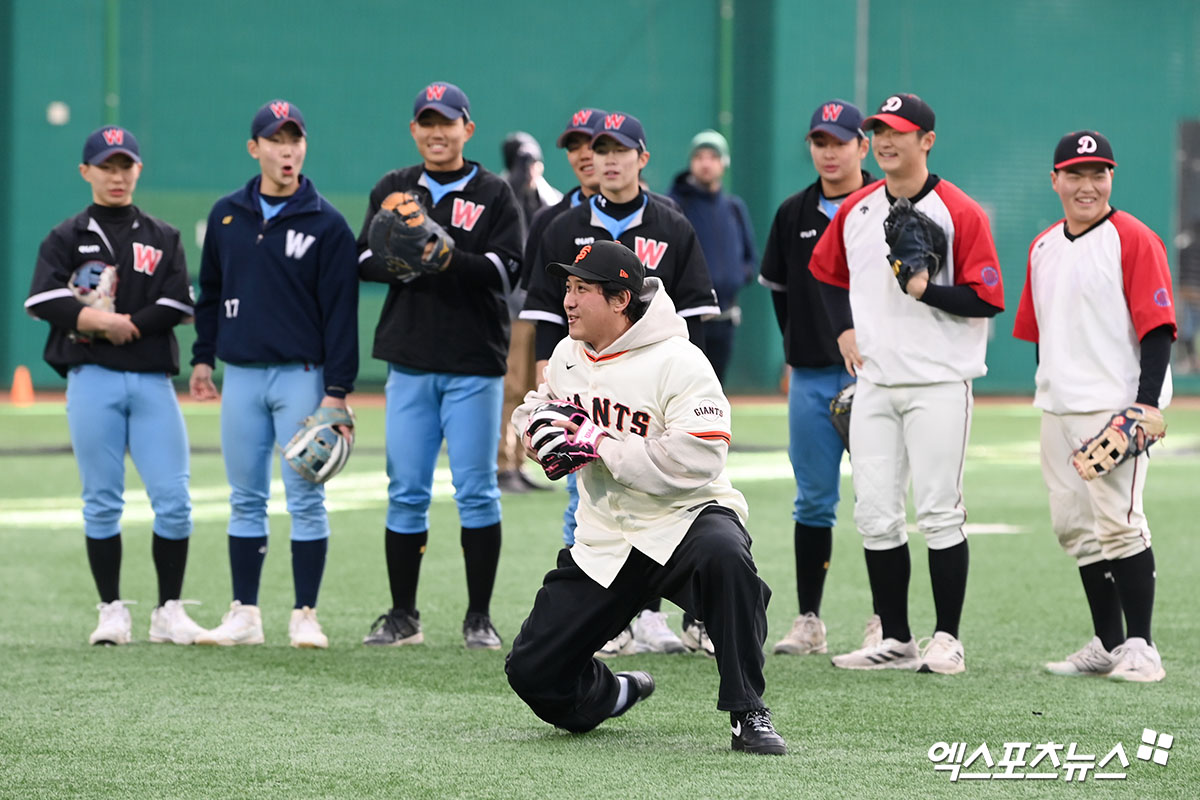 황재균은 7일 경기도 이천 LG챔피언스파크에서 열린 미국 메이저리그 샌프란시스코 자이언츠 주최 야구 클리닉에 일일 코치로 참가했다. 2017시즌 이후 9년 만에 샌프란시스코 유니폼을 입는 뜻깊은 경험을 했다. 황재균은 행사 종료 후 근황을 묻는 질문에 '그냥 백수 생활을 하고 있다'고 농담을 던진 뒤 '아직까지 (은퇴를 했는지) 잘 모르겠다. 다른 선수들이 스프링캠프를 떠나야 실감이 날 것 같다'고 말했다. 황재균은 아직 FA계약을 하지 못한 손아섭에 대해선 '아섭이가 지금 상황이 많이 안 좋고 힘들어 하고 있다'며 위로 중이라고 했다. 이천, 고아라 기자