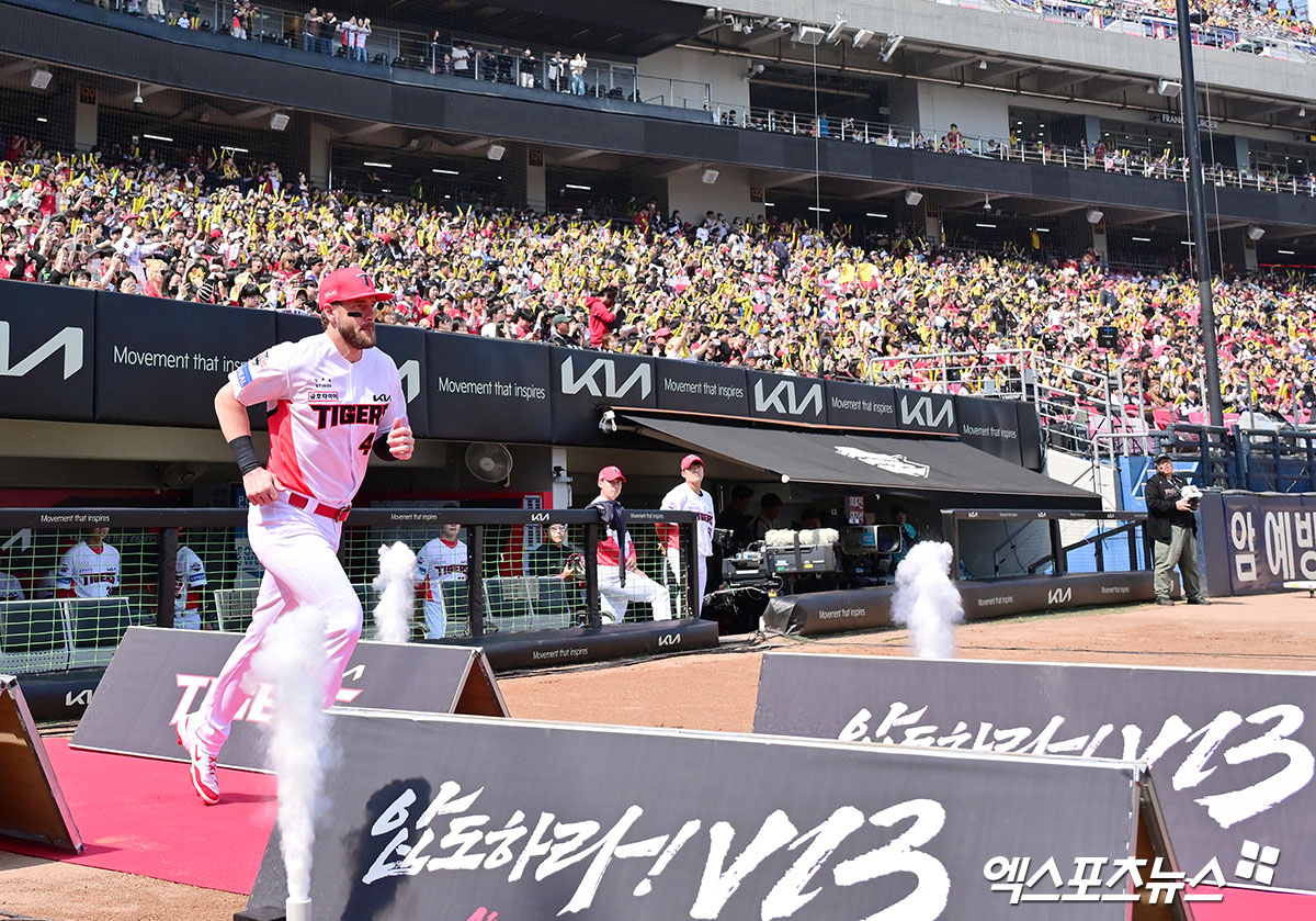 지난해 KIA 타이거즈 유니폼을 입고 KBO리그에서 뛴 패트릭 위즈덤이 8일 시애틀 매리너스와 스프링캠프 초청권이 포함된 마이너리그 계약을 맺었다. 그는 2018년부터 2024년까지 빅리그에서 뛰면서 통산 455경기 1311타수 274안타 타율 0.209, 88홈런, 207타점, 출루율 0.291, 장타율 0.459의 성적을 남겼다. 엑스포츠뉴스 DB