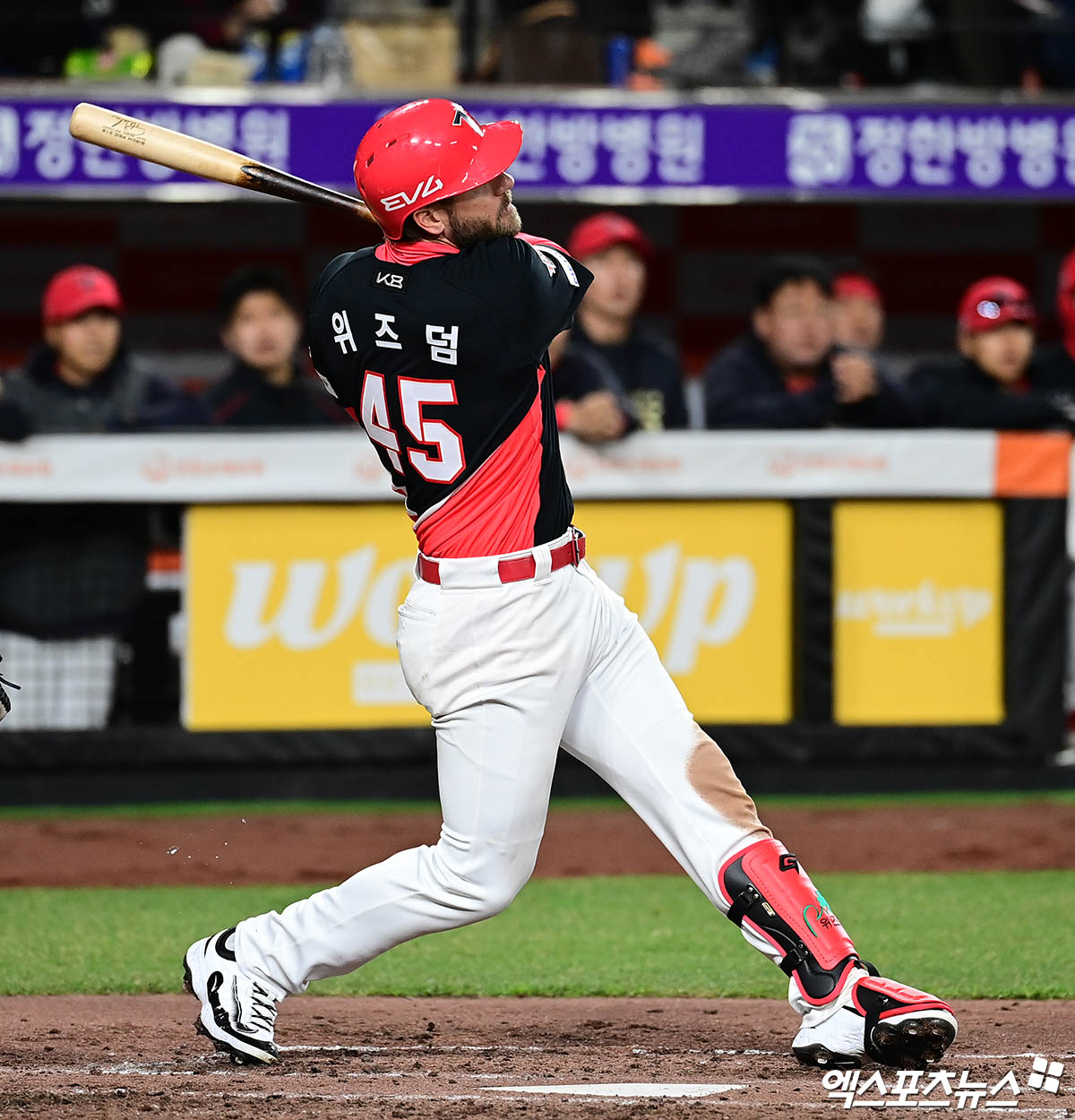 지난해 KIA 타이거즈 유니폼을 입고 KBO리그에서 뛴 패트릭 위즈덤이 8일 시애틀 매리너스와 스프링캠프 초청권이 포함된 마이너리그 계약을 맺었다. 그는 2018년부터 2024년까지 빅리그에서 뛰면서 통산 455경기 1311타수 274안타 타율 0.209, 88홈런, 207타점, 출루율 0.291, 장타율 0.459의 성적을 남겼다. 엑스포츠뉴스 DB