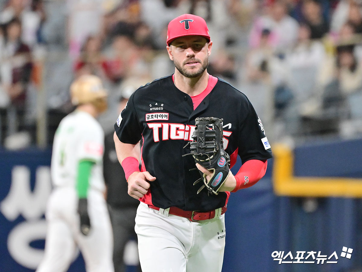 지난해 KIA 타이거즈 유니폼을 입고 KBO리그에서 뛴 패트릭 위즈덤이 8일 시애틀 매리너스와 스프링캠프 초청권이 포함된 마이너리그 계약을 맺었다. 그는 2018년부터 2024년까지 빅리그에서 뛰면서 통산 455경기 1311타수 274안타 타율 0.209, 88홈런, 207타점, 출루율 0.291, 장타율 0.459의 성적을 남겼다. 엑스포츠뉴스 DB