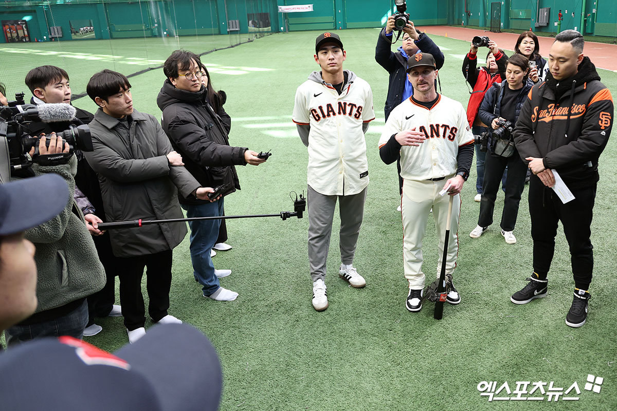 7일 오후 경기도 이천 LG챔피언스파크에서 열린 샌프란시스코 자이언츠 한국 방문 미디어데이, SF 이정후, 로빈슨 코치가 야구 클리닉을 진행하고 있다. 엑스포츠뉴스 DB