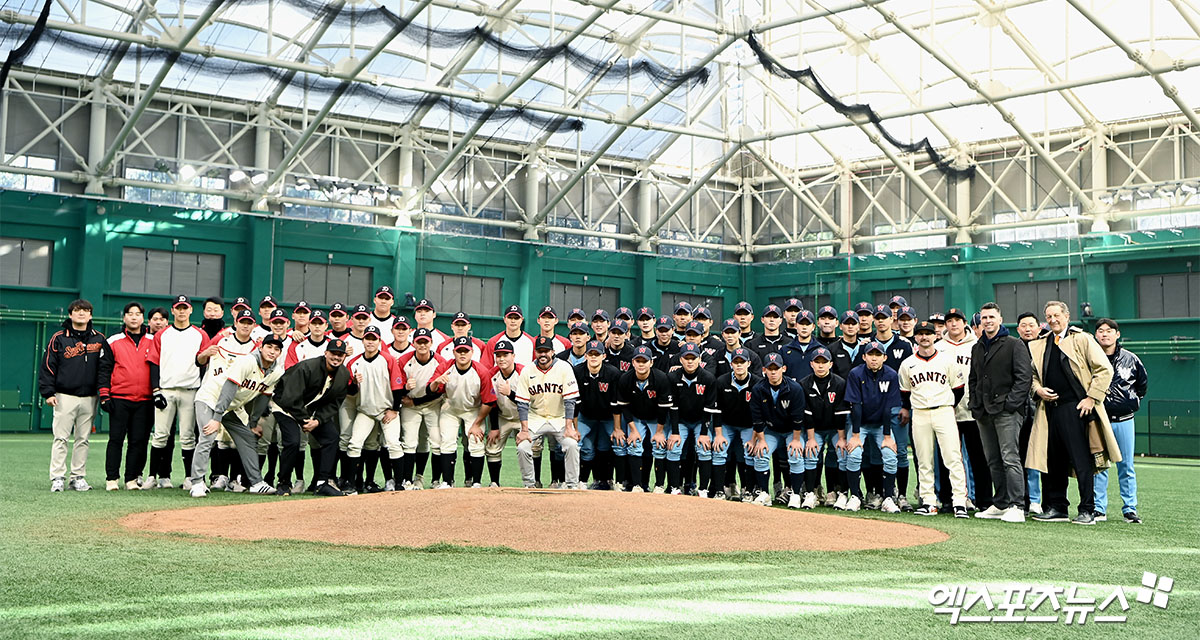 7일 오후 경기도 이천 LG챔피언스파크에서 열린 샌프란시스코 자이언츠 한국 방문 미디어데이, 샌프란시스코 자이언츠 래리 베어 CEO, 버스터 포지 사장, 토니 비텔로 감독, 이정후, 윌리 아다메스 선수가 휘문고, 덕수고 초청된 선수들과 함께 포토타임을 갖고 있다. 엑스포츠뉴스 DB