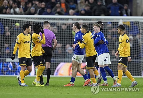 직전 경기 맹활약으로 부활포를 쏘아 올렸던 '황소' 황희찬(울버햄튼)이 에버턴 원정에서 침묵했다. 울버햄튼은 상대 선수 2명이 퇴장당하는 절대적인 우세를 잡았으나 이를 살리지 못하고 무승부에 그쳤다. 롭 에드워즈 감독이 이끄는 울버햄튼은 8일(한국시간) 영국 리버풀의 힐 디킨슨 스타디움에서 열린 에버턴과의 2025-2026시즌 잉글리시 프리미어리그(EPL) 21라운드 원정 경기에서 1-1로 비겼다. 연합뉴스