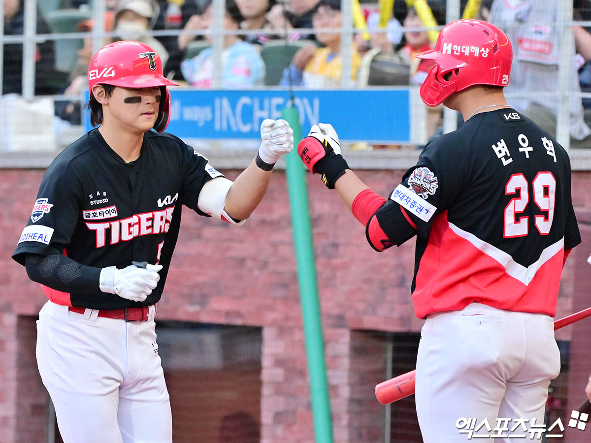 11일 오후 인천SSG랜더스필드에서 열린 '2025 신한 SOL Bank KBO리그' KIA 타이거즈와 SSG 랜더스의 더블헤더 2차전 경기, 4회초 1사 KIA 김도영이 솔로 홈런을 날린 후 변우혁과 기쁨을 나누고 있다. 엑스포츠뉴스 DB