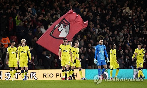성적 부진에 시달리고 있는 토트넘 홋스퍼의 토마스 프랑크 감독이 북런던 최대 라이벌인 아스널의 로고가 새겨진 컵을 사용하는 장면이 포착돼 팬들의 공분을 사고 있다. 토트넘은 8일(한국시간) 영국 본머스 바이탈리티 스타디움에서 열린 본머스와의 2025-2026시즌 프리미어리그 21라운드 원정 경기에서 2-3으로 무릎을 꿇었다. 경기 전 중계 화면에 프랑크 감독이 라이벌인 아스널의 로고가 선명하게 박힌 컵을 들고 커피를 마시는 모습이 잡혔다. 연합뉴스