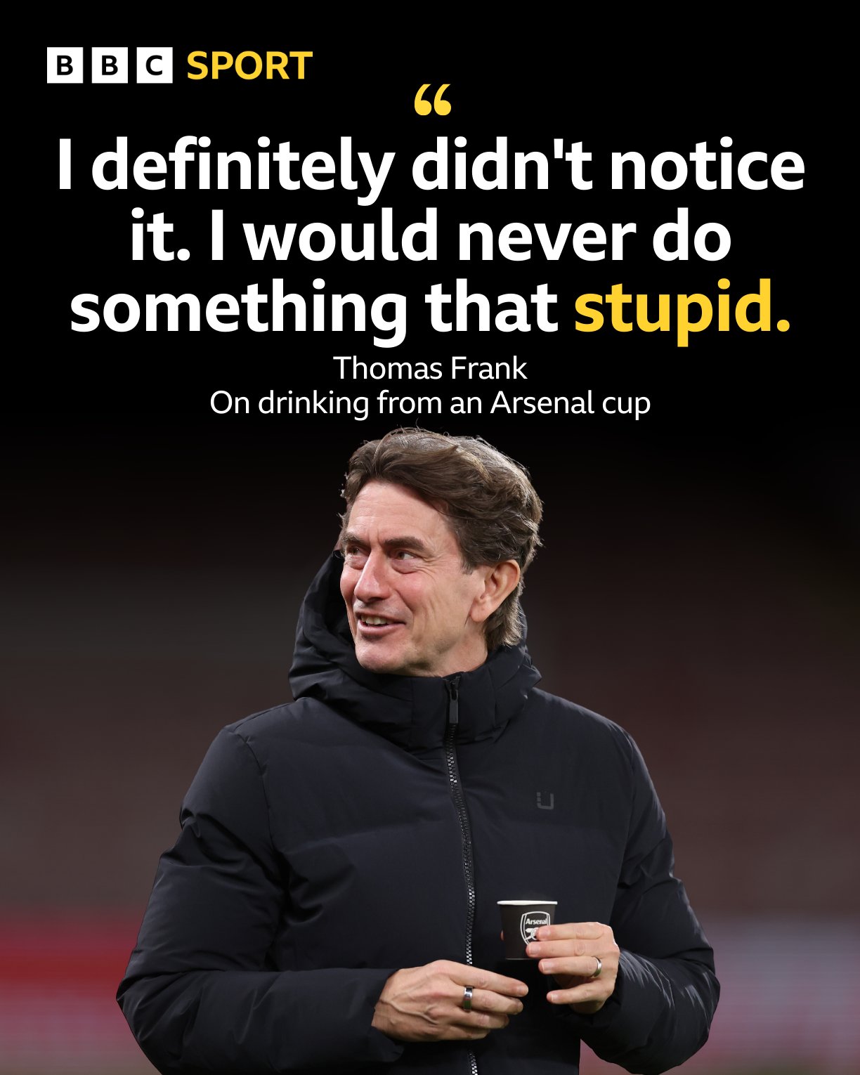 성적 부진에 시달리고 있는 토트넘 홋스퍼의 토마스 프랑크 감독이 북런던 최대 라이벌인 아스널의 로고가 새겨진 컵을 사용하는 장면이 포착돼 팬들의 공분을 사고 있다. 토트넘은 8일(한국시간) 영국 본머스 바이탈리티 스타디움에서 열린 본머스와의 2025-2026시즌 프리미어리그 21라운드 원정 경기에서 2-3으로 무릎을 꿇었다. 경기 전 중계 화면에 프랑크 감독이 라이벌인 아스널의 로고가 선명하게 박힌 컵을 들고 커피를 마시는 모습이 잡혔다. BBC