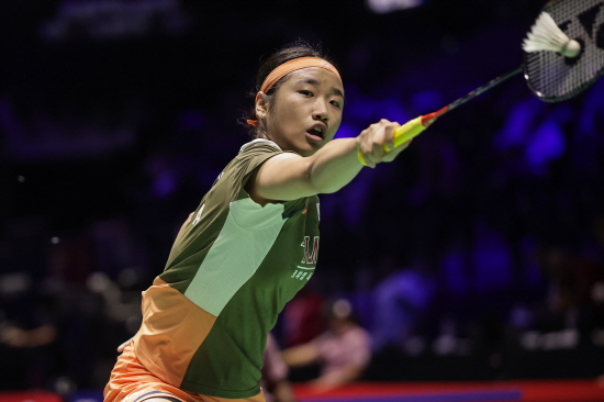 안세영은 8일 말레이시아 쿠알라룸푸르 악시아타 아레나에서 열린 세계배드민턴연맹(BWF) 월드투어 슈퍼 1000 말레이시아오픈 여자 단식 16강전에서 오쿠하라 노조미(일본)를 37분 만에 게임스코어 2-0(21-17 21-7)로 완파했다. 안세영은 이날 승리로 지난해 9월 코리아 오픈 결승전 패배 뒤 22연승을 달리게 됐다. 연합뉴스