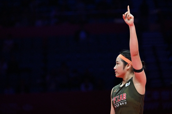 안세영은 8일 말레이시아 쿠알라룸푸르 악시아타 아레나에서 열린 세계배드민턴연맹(BWF) 월드투어 슈퍼 1000 말레이시아오픈 여자 단식 16강전에서 오쿠하라 노조미(일본)를 37분 만에 게임스코어 2-0(21-17 21-7)로 완파했다. 안세영은 이날 승리로 지난해 9월 코리아 오픈 결승전 패배 뒤 22연승을 달리게 됐다. 연합뉴스