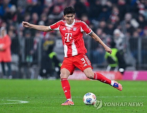 좁아진 입지 탓에 이적설이 끊이지 않고 있지만 김민재는 팬들 앞에서 직접 잔류 의지를 천명하며 최근 나오고 있는 이적설을 반박했다. 최근 독일 아이히슈테텐 체육관에서 열린 알고이봄버 팬클럽 행사에 참석해 팬들의 질문에 답하며 뮌헨 잔류를 공식화했다. 김민재는 이적설에 대한 질문에 이탈리아 등에서 제안이 있었던 것은 사실이지만 모두 거절했으며 이적을 생각해 본 적은 단 한 번도 없었다고 못 박았다. 연합뉴스