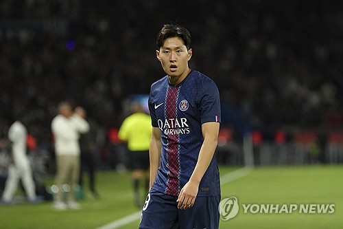 파리 생제르맹(PSG)이 '르 클라시크' 라이벌 올랭피크 마르세유를 꺾고 슈퍼컵(트로페 데 샹피옹) 정상에 올랐다. 한국 축구 에이스 이강인은 비록 부상으로 그라운드를 밟지는 못했지만, PSG 입단 후 11번째 우승 트로피를 들어 올리는 기쁨을 맛봤다. 연합뉴스