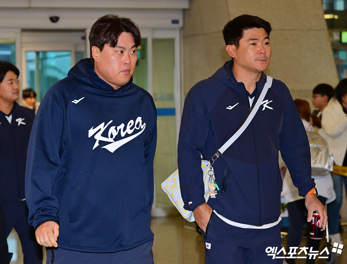 한국 야구 대표팀이 2026 WBC(월드베이스볼클래식) 대비 1차 캠프를 위해 9일 오전 인천국제공항을 통해 사이판으로 출국했다. KBO리그 소속 선수 28명, 해외파 고우석(디트로이트 타이거즈), 김혜성(LA 다저스) 등 총 30명이 사이판행 비행기에 탑승했다. 한국은 올해 WBC에서 일본, 대만, 체코, 호주와 C조에 배정됐다. 각 조 2위까지 2라운드에 진출하는 만큼 최소 2위를 차지해야 한다. 전력만 놓고 보면 '디펜딩챔피언' 일본이 1위를 차지할 가능성이 높고, 나머지 팀들이 한 자리를 놓고 다툴 것으로 전망된다. 출국장으로 향하는 류현진-노경은. 인천공항, 김한준 기자