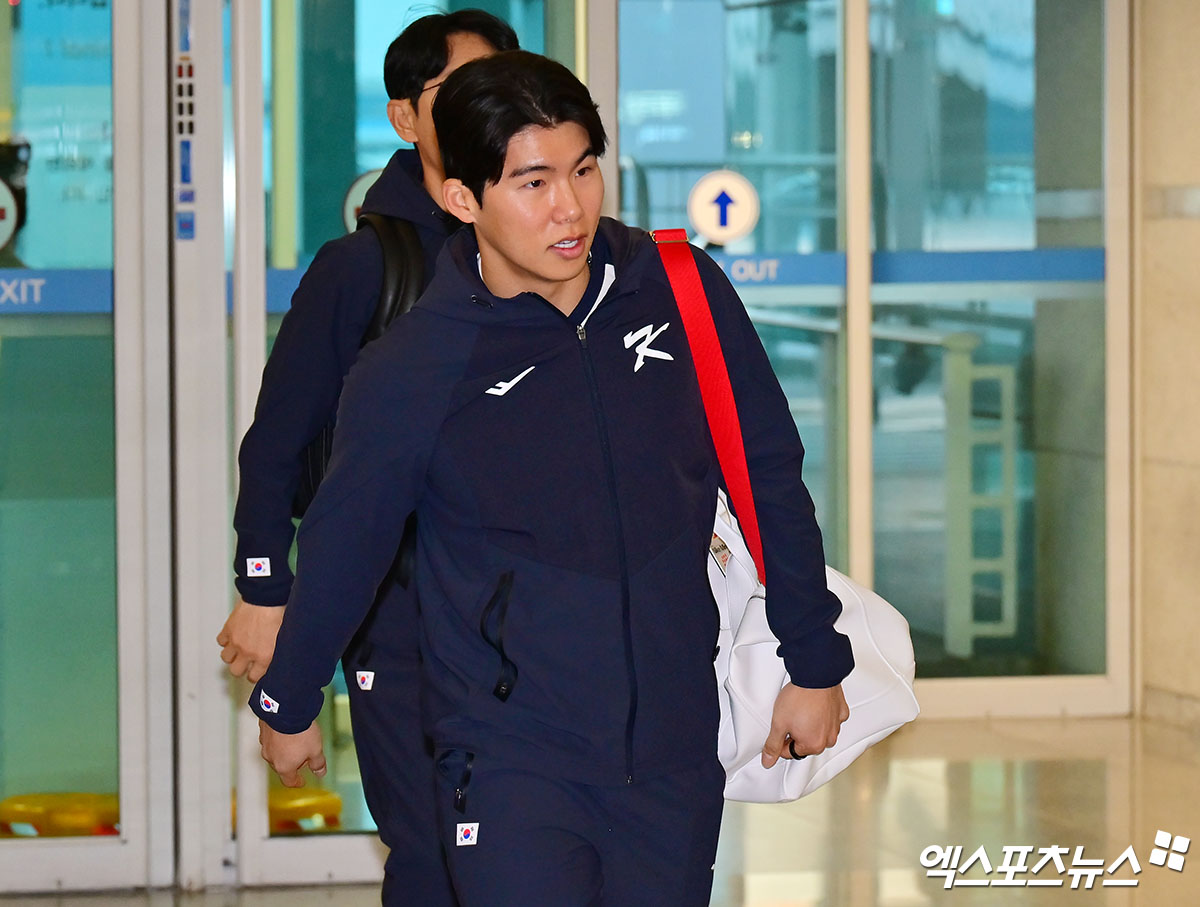 한국 야구 대표팀이 2026 WBC(월드베이스볼클래식) 대비 1차 캠프를 위해 9일 오전 인천국제공항을 통해 사이판으로 출국했다. KBO리그 소속 선수 28명, 해외파 고우석(디트로이트 타이거즈), 김혜성(LA 다저스) 등 총 30명이 사이판행 비행기에 탑승했다. 한국은 올해 WBC에서 일본, 대만, 체코, 호주와 C조에 배정됐다. 각 조 2위까지 2라운드에 진출하는 만큼 최소 2위를 차지해야 한다. 전력만 놓고 보면 '디펜딩챔피언' 일본이 1위를 차지할 가능성이 높고, 나머지 팀들이 한 자리를 놓고 다툴 것으로 전망된다. 출국장으로 향하는 김혜성. 인천공항, 김한준 기자