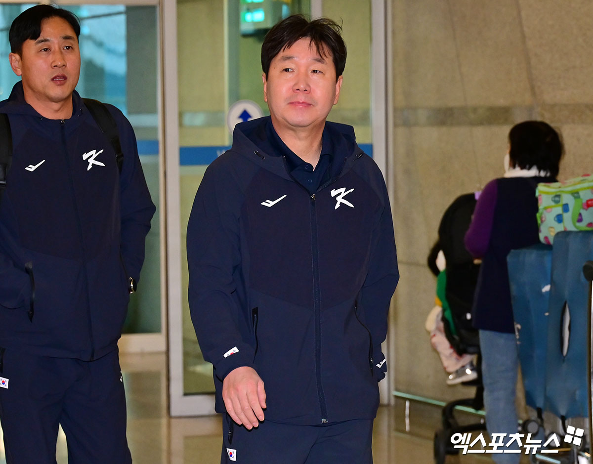 한국 야구 대표팀이 2026 WBC(월드베이스볼클래식) 대비 1차 캠프를 위해 9일 오전 인천국제공항을 통해 사이판으로 출국했다. KBO리그 소속 선수 28명, 해외파 고우석(디트로이트 타이거즈), 김혜성(LA 다저스) 등 총 30명이 사이판행 비행기에 탑승했다. 한국은 올해 WBC에서 일본, 대만, 체코, 호주와 C조에 배정됐다. 각 조 2위까지 2라운드에 진출하는 만큼 최소 2위를 차지해야 한다. 전력만 놓고 보면 '디펜딩챔피언' 일본이 1위를 차지할 가능성이 높고, 나머지 팀들이 한 자리를 놓고 다툴 것으로 전망된다. 출국장으로 향하는 류지현 감독. 인천공항, 김한준 기자
