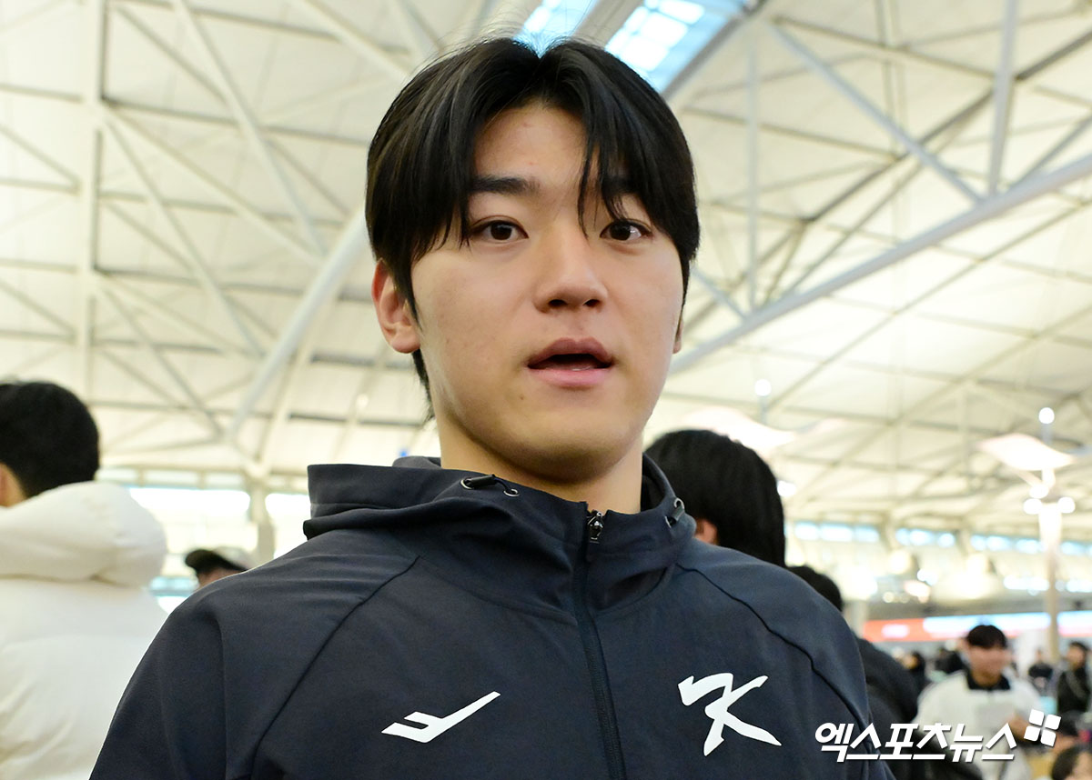 한국 야구 대표팀이 2026 WBC(월드베이스볼클래식) 대비 1차 캠프를 위해 9일 오전 인천국제공항을 통해 사이판으로 출국했다. 김도영이 인터뷰 장소로 이동하고 있다. 인천공항, 김한준 기자