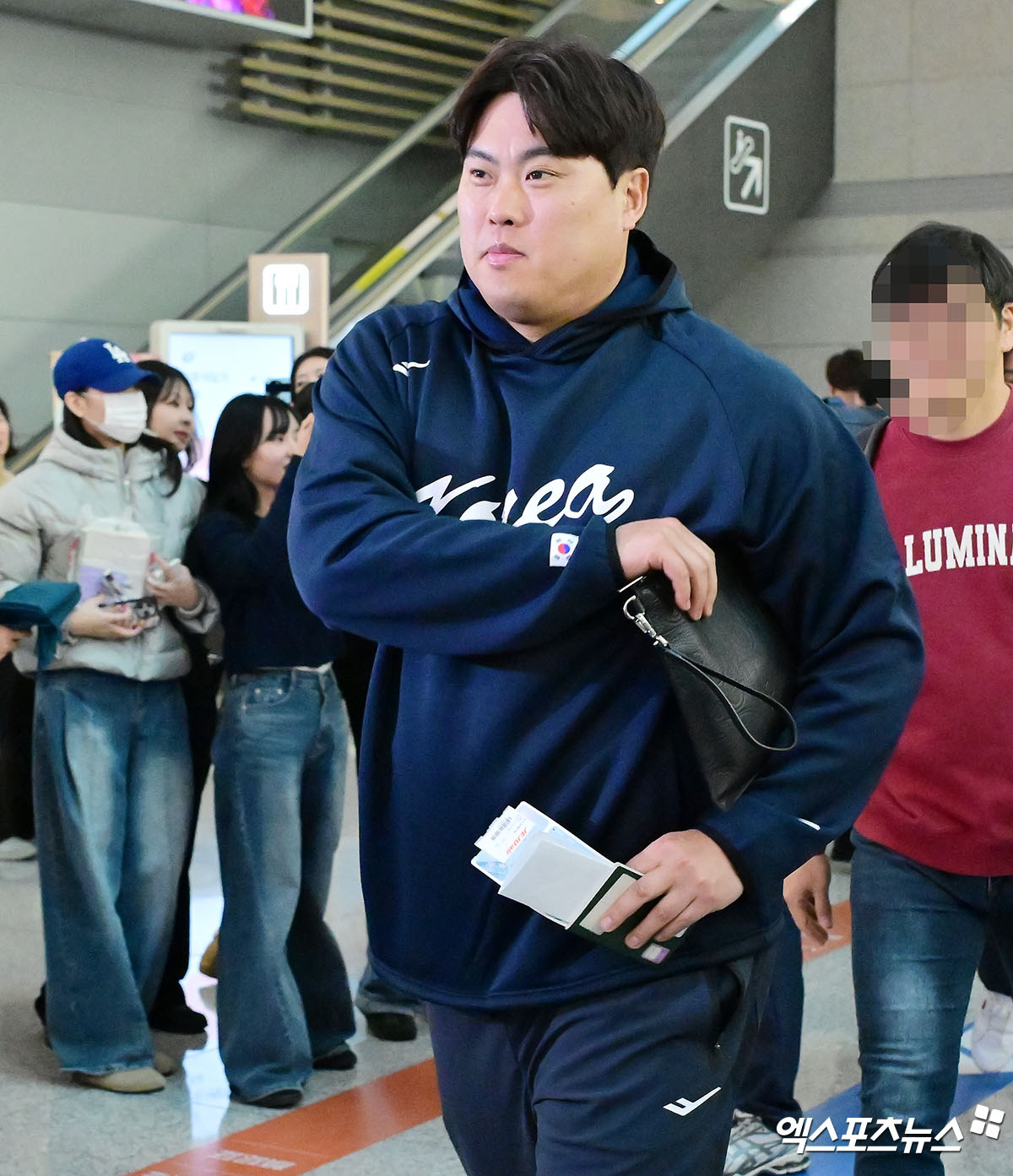 한국 야구 대표팀이 2026 WBC(월드베이스볼클래식) 대비 1차 캠프를 위해 9일 오전 인천국제공항을 통해 사이판으로 출국했다.  출국장으로 향하는 류현진. 인천공항, 김한준 기자