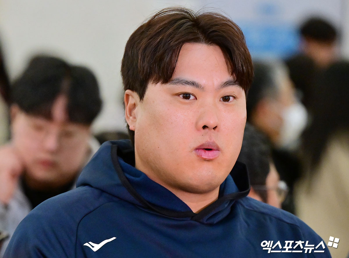 한국 야구 대표팀이 2026 WBC(월드베이스볼클래식) 대비 1차 캠프를 위해 9일 오전 인천국제공항을 통해 사이판으로 출국했다.  출국 전 인터뷰하는 류현진. 인천공항, 김한준 기자