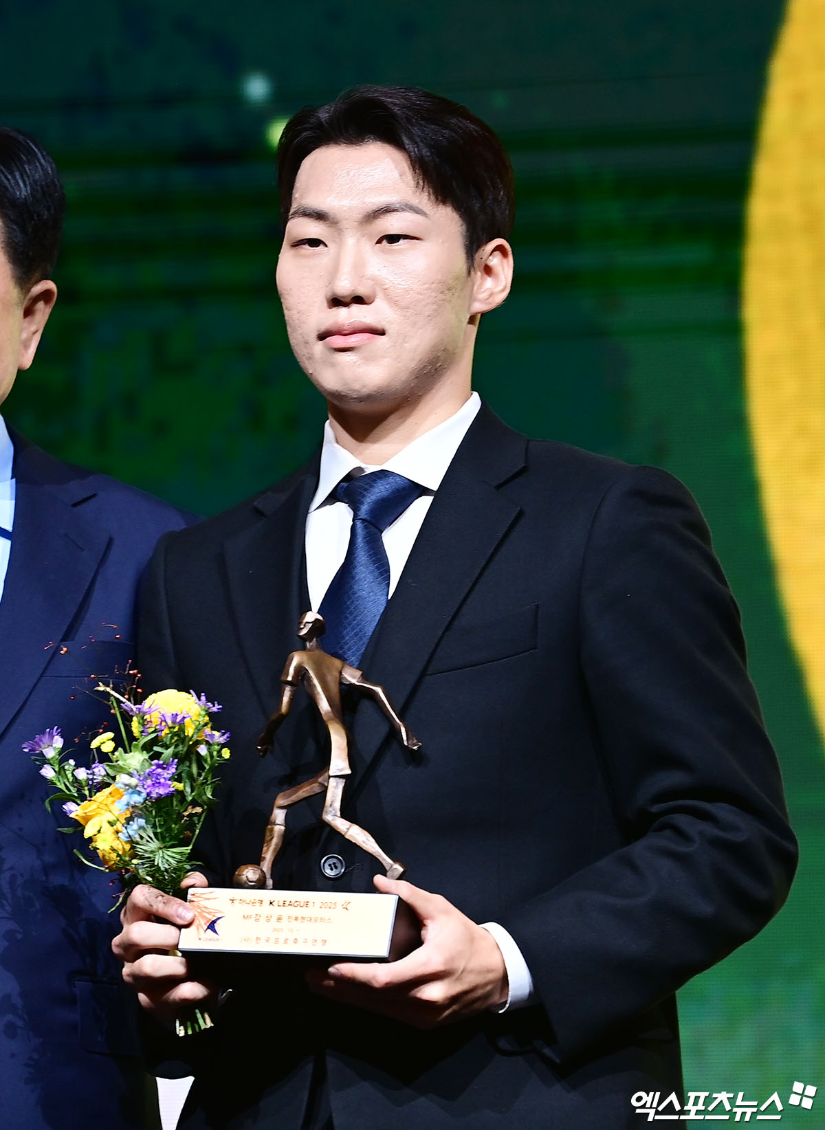 이민성 감독이 이끄는 대한민국 23세 이하(U-23) 축구대표팀이 2026 아시아축구연맹(AFC) U-23 아시안컵 첫 경기부터 핵심 미드필더 강상윤(22·전북현대)을 부상으로 잃는 초대형 악재를 맞았다. 2004년생 강상윤은 지난 시즌 전북 주전으로 도약해 K리그1과 코리아컵 우승을 이끌며 '더블' 달성에 기여한 핵심 자원이다. 엑스포츠뉴스DB