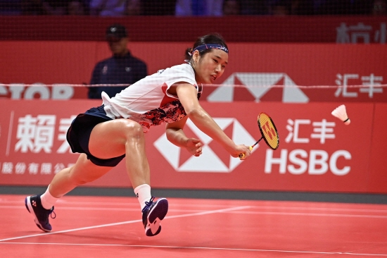 배드민턴 여자단식 세계 1위 안세영은 9일 말레이시아 쿠알라룸푸르 악시아타 아레나에서 열린 대회 나흘 째 여자단식 8강에서 덴마크의 리네 케어스펠트(세계랭킹 26위)를 맞아 게임스코어 2-0 완승을 거두고 4강 티켓을 따냈다. 안세영은 이번 승리로 지난해 9월 코리아 오픈(슈퍼 500) 결승에서 야마구치 아카네(일본·세계 3위)에 패한 이후 BWF 국제대회 23경기 연속 승리에 성공했다. 말레이시아 오픈 3연패에도 한 걸음 더 다가섰다. 연합뉴스