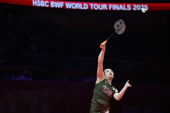 배드민턴 여자단식 세계 1위 안세영은 9일 말레이시아 쿠알라룸푸르 악시아타 아레나에서 열린 대회 나흘 째 여자단식 8강에서 덴마크의 리네 케어스펠트(세계랭킹 26위)를 맞아 게임스코어 2-0 완승을 거두고 4강 티켓을 따냈다. 안세영은 이번 승리로 지난해 9월 코리아 오픈(슈퍼 500) 결승에서 야마구치 아카네(일본·세계 3위)에 패한 이후 BWF 국제대회 23경기 연속 승리에 성공했다. 말레이시아 오픈 3연패에도 한 걸음 더 다가섰다. 연합뉴스