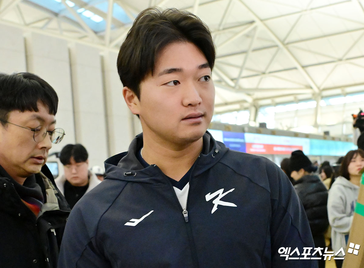 한국 야구 대표팀이 2026 WBC(월드베이스볼클래식) 대비 1차 캠프를 위해 9일 오전 인천국제공항을 통해 사이판으로 출국했다.  고우석이 인터뷰 장소로 이동하고 있다. 인천공항, 김한준 기자