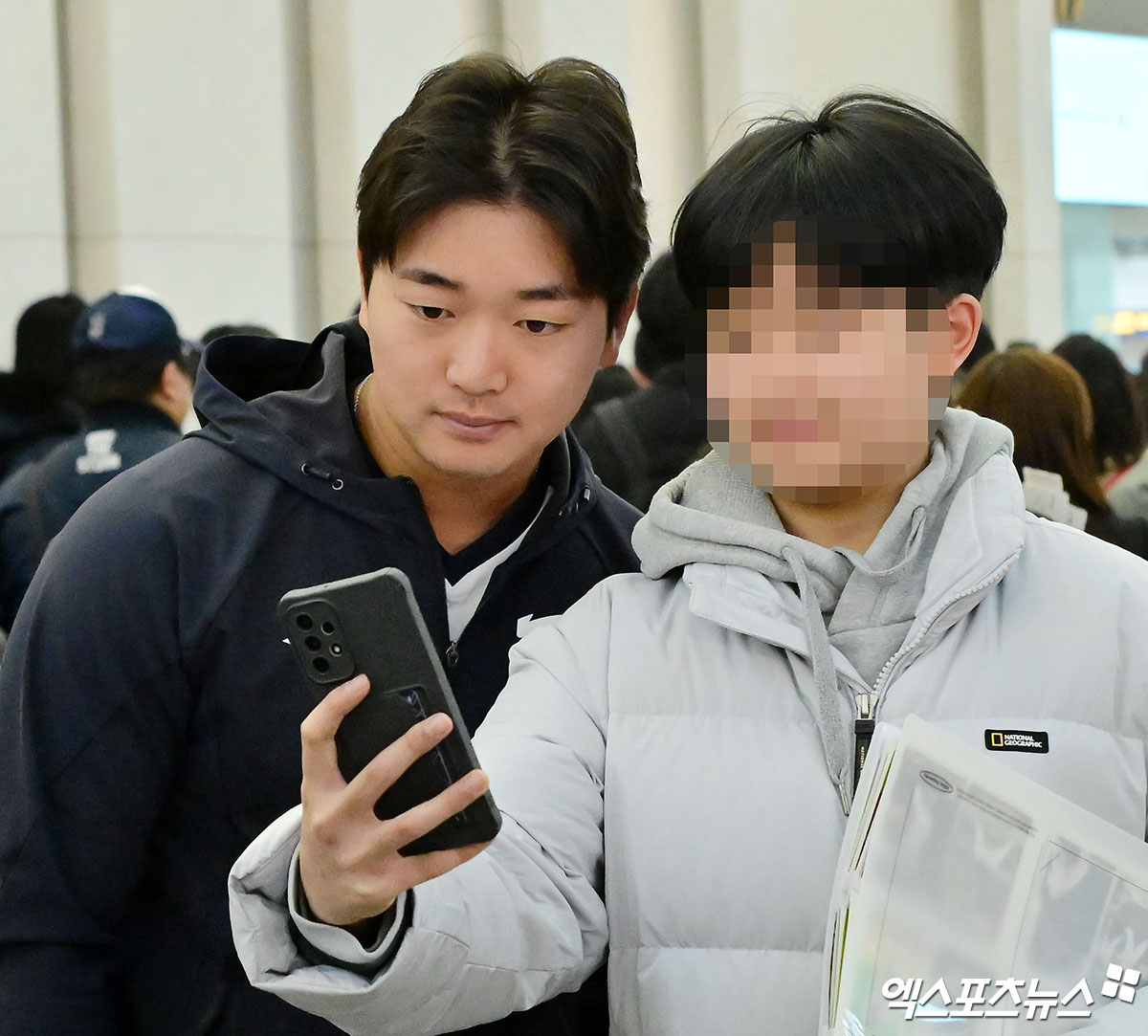 한국 야구 대표팀이 2026 WBC(월드베이스볼클래식) 대비 1차 캠프를 위해 9일 오전 인천국제공항을 통해 사이판으로 출국했다.  고우석이 팬과 기념촬영을 갖고 있다. 인천공항, 김한준 기자