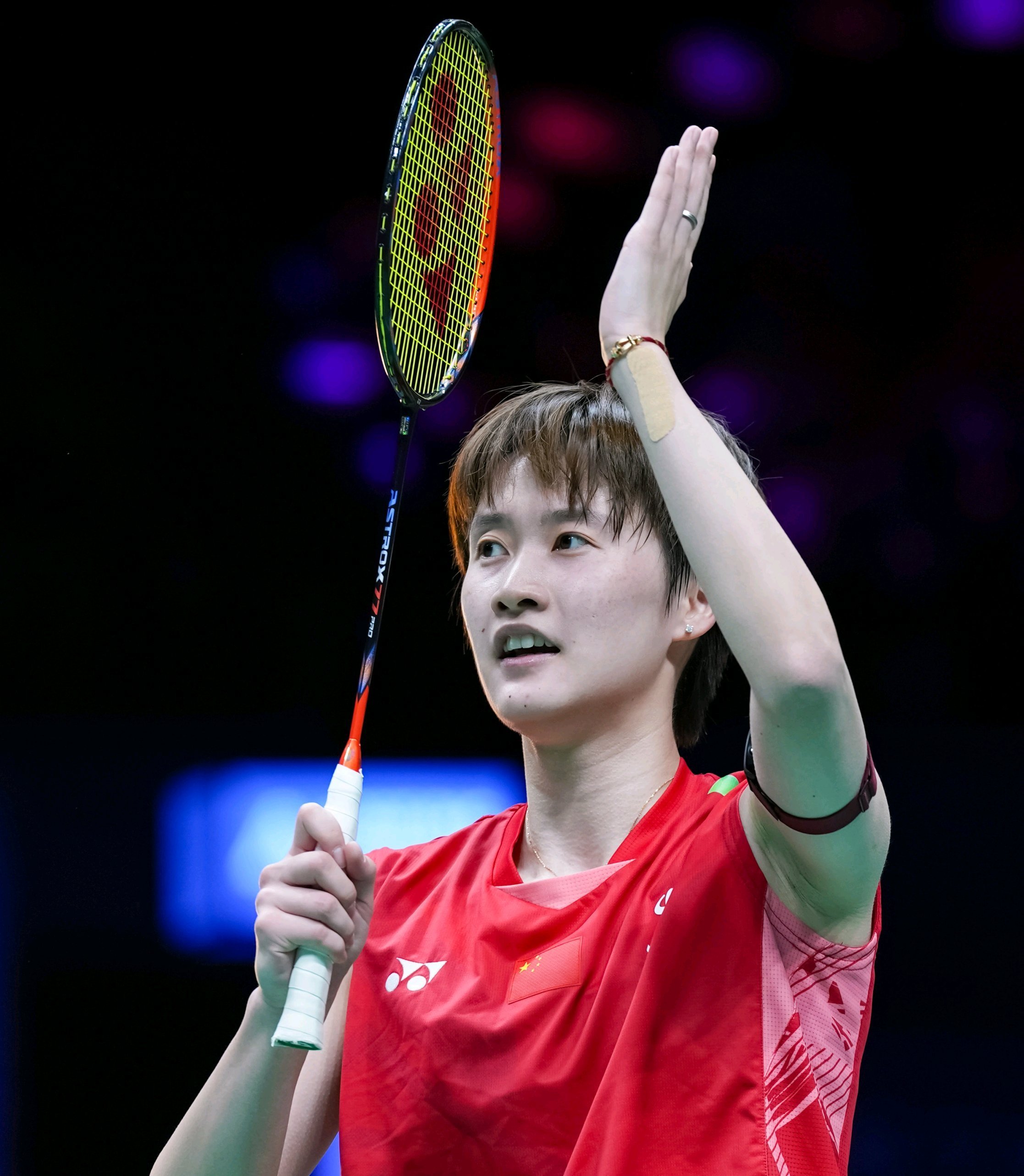 중국의 배드민턴 여자단식 스타 천위페이가 태국 선수 3명을 연달아 격파하고 말레이시아 오픈 4강에 진출했다. 흥미로운 점은 천위페이가 앞선 1, 2회전에서 약체로 평가받는 선수들에게 모두 1세트를 내줬다는 것이다. 넷이즈는 이를 두고 안세영과의 맞대결을 염두에 둔 고도의 전략일 가능성이 높다고 분석했다. 경기 전 워밍업 시간을 줄이는 대신, 실전 첫 세트를 몸을 푸는 용도로 활용해 본 승부처에 에너지를 쏟아부으려는 의도라는 것이다. SNS