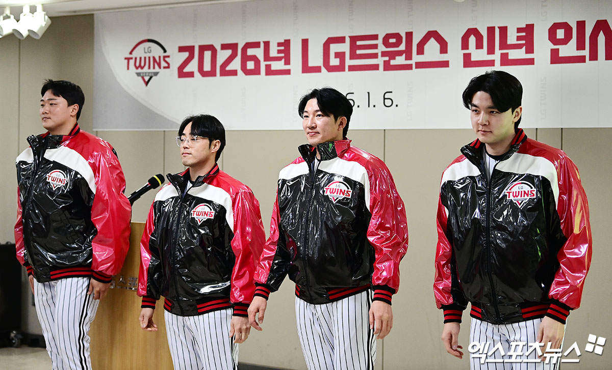 지난 6일 오후 서울 송파구 잠실야구장에서 열린 '2026 LG 트윈스 시무식'에 참석한 LG 이재원, 김민수, 장시환, 이민호가 인사하고 있다. 엑스포츠뉴스 DB