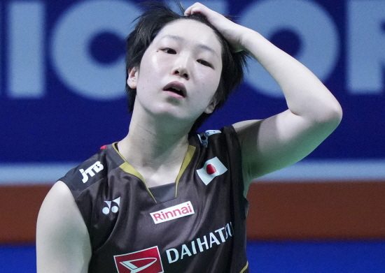 일본 여자 배드민턴의 에이스 야마구치 아카네(세계랭킹 3위)의 기권에 일본 팬들도 충격에 빠졌다. 세계랭킹 1위 안세영, 2위 왕즈이 등과 함께 이번 대회 우승 후보로 꼽혔던 야마구치가 일정을 모두 소화하지도 못하고 경기 도중 기권을 선언한 것이 팬들에게 적지 않은 충격을 주고 있다. 야마구치를 비롯해 이번 말레이시아 오픈(슈퍼 1000) 여자 단식에서 체력 문제로 기권하는 선수들이 연달아 나오자 팬들은 무리하게 대회 일정을 잡은 세계배드민턴연맹(BWF)에게 화살을 돌리는 중이다. 사진 연합뉴스