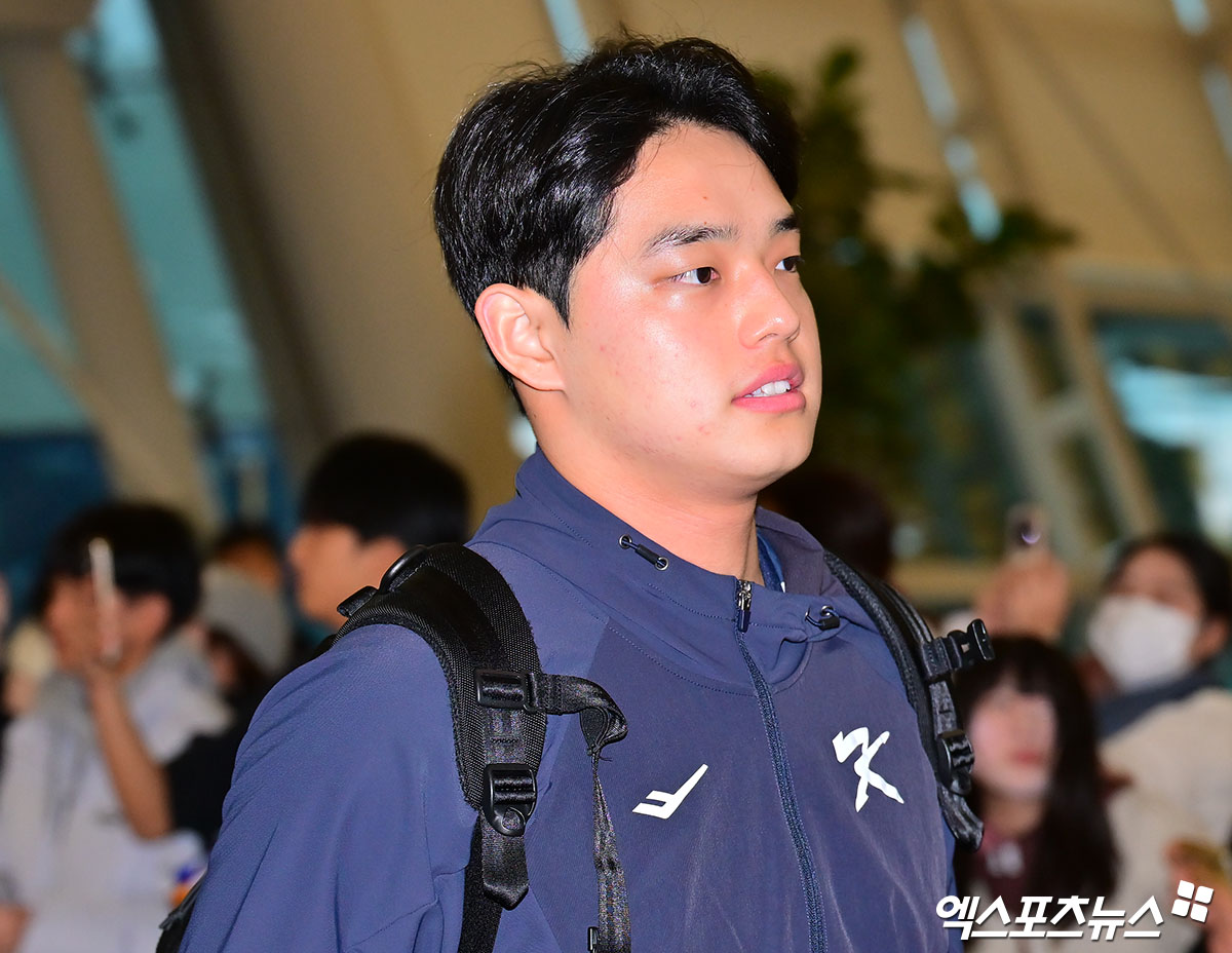 한국 야구 대표팀이 2026 WBC(월드베이스볼클래식) 대비 1차 캠프를 위해 9일 오전 인천국제공항을 통해 사이판으로 출국했다.  출국장으로 향하는 문동주. 인천공항, 김한준 기자