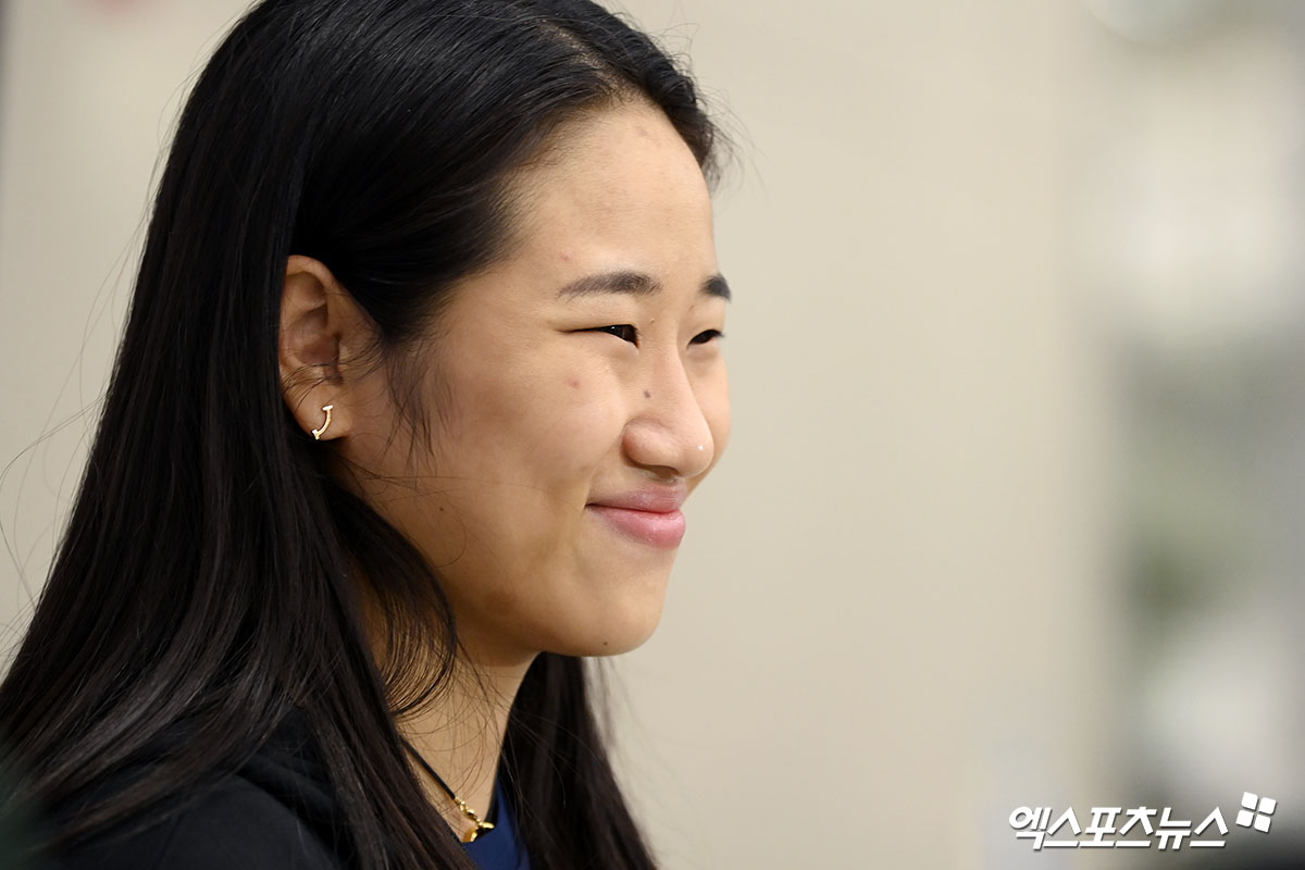 세계랭킹 1위 안세영의 기세에 눌린 것일까. 안세영의 최대 라이벌인 천위페이(중국·세계 4위)가 4강 맞대결을 앞두고 돌연 기권을 선언했다. 세계배드민턴연맹(BWF)은 9일(한국시간) 홈페이지를 통해 천위페이의 말레이시아 오픈 기권을 알렸다. 당초 두 선수는 10일 오전 11시 말레이시아 쿠알라룸푸르 악시아타 아레나에서 BWF 말레이시아 오픈(슈퍼 1000) 준결승전을 치를 예정이었다. 안세영은 준결승을 치르지 않고 푹 쉰 상태로 결승전을 준비하게 됐다. 엑스포츠뉴스DB