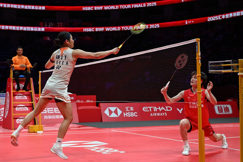 안세영(오른쪽)이 중국의 왕즈이와 오는 11일 말레이시아 쿠알라룸푸르에서  2026 세계배드민턴연맹(BWF) 월드투어 슈퍼 1000 말레이시아 오픈 결승에서 격돌한다. 안세영은 지난해 왕즈이와 8번 만나 모두 이기는 진기록을 세웠다. 그 중 결승 격돌이 7차례였다. 둘은 지난해 말레이시아 오픈에서도 결승에서 만나 안세영이 이긴 적이 있다. 연합뉴스