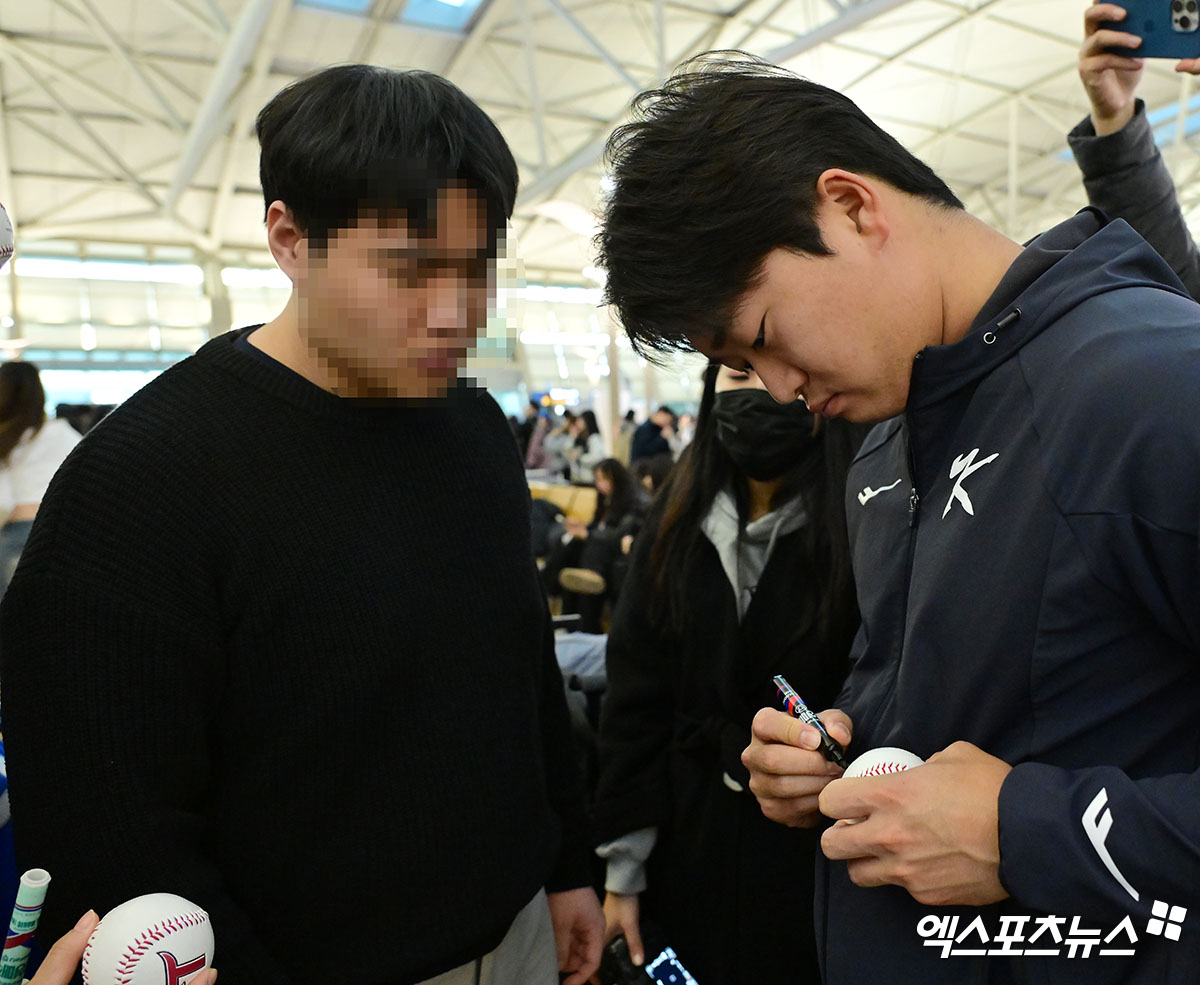 한국 야구 대표팀이 2026 WBC(월드베이스볼클래식) 대비 1차 캠프를 위해 9일 오전 인천국제공항을 통해 사이판으로 출국했다. 고우석이 사인을 해주고 있다. 엑스포츠뉴스 DB