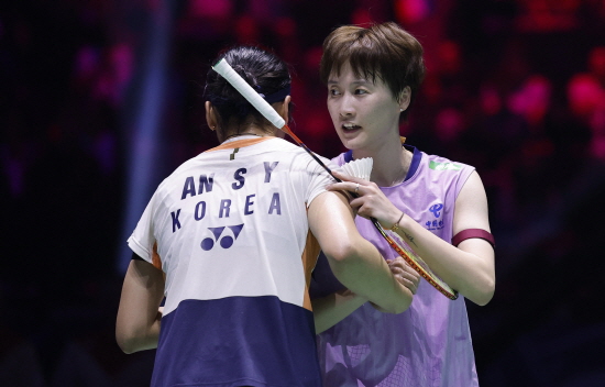 세계배드민턴연맹(BWF) 홈페이지는 9일 밤 천위페이의 말레이시아 오픈 여자단식 준결승 기권을 공식 발표했다. 안세영은 10일 오전 11시 말레이시아 쿠알라룸푸르의 악시아타 아레나에서 천위페이와 BWF 말레이시아 오픈(슈퍼 1000) 준결승을 치르기로 했으나 경기 자체가 사라졌다. 안세영은 하루를 푹 쉰 뒤 11일 세계랭킹 2위 왕즈이와 2년 연속 결승에서 격돌한다. 안세영은 자신의 소셜미디어(SNS)를 통해 '천위페이 선수, 부상 때문에 경기를 기권하게 됐다는 소식을 들어 너무 아쉽습니다. 저와 그리고 팬분들 모두 선수와의 경기를 무척 고대하고 있었기에 더 속상하게 느껴집니다'라면서 '하지만 무엇보다도 회복이 우선이죠'라고 했다. 연합뉴스