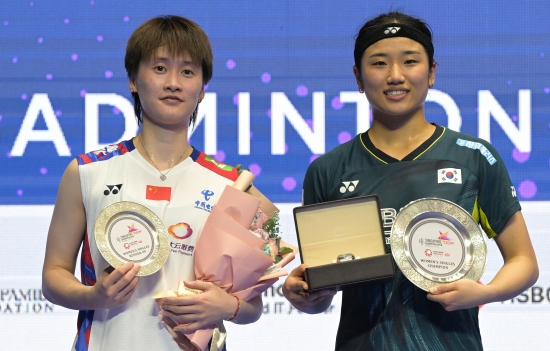 세계배드민턴연맹(BWF) 홈페이지는 9일 밤 천위페이의 말레이시아 오픈 여자단식 준결승 기권을 공식 발표했다. 안세영은 10일 오전 11시 말레이시아 쿠알라룸푸르의 악시아타 아레나에서 천위페이와 BWF 말레이시아 오픈(슈퍼 1000) 준결승을 치르기로 했으나 경기 자체가 사라졌다. 안세영은 하루를 푹 쉰 뒤 11일 세계랭킹 2위 왕즈이와 2년 연속 결승에서 격돌한다. 안세영은 자신의 소셜미디어(SNS)를 통해 '천위페이 선수, 부상 때문에 경기를 기권하게 됐다는 소식을 들어 너무 아쉽습니다. 저와 그리고 팬분들 모두 선수와의 경기를 무척 고대하고 있었기에 더 속상하게 느껴집니다'라면서 '하지만 무엇보다도 회복이 우선이죠'라고 했다. 연합뉴스