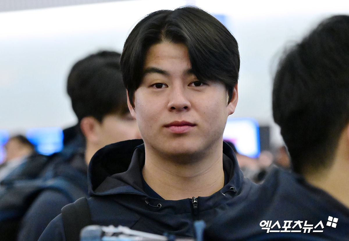 한국 야구 대표팀이 2026 WBC(월드베이스볼클래식) 대비 1차 캠프를 위해 9일 오전 인천국제공항을 통해 사이판으로 출국했다. 출국장으로 향하는 노시환. 엑스포츠뉴스 DB