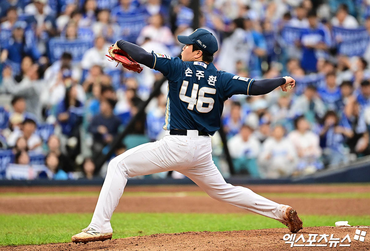 지난해 10월 7일 오후 대구삼성라이온즈파크에서 열린 '2025 신한 SOL Bank KBO 포스트시즌' NC 다이노스와 삼성 라이온즈의 와일드카드 2차전 경기, 8회말 NC 손주환이 역투하고 있다. 엑스포츠뉴스 DB