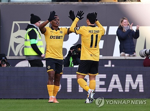 롭 에드워즈 감독이 이끄는 울버햄튼이 11일(한국시간) 영국 울버햄튼에 있는 몰리뉴 스타디움에서 열린 슈루즈베리 타운(4부)과의 2025-2026시즌 FA컵 3라운드 홈 경기에서 6-1 대승을 거뒀다 .  황희찬이 선발 출장해 맹활약하면서 울버햄튼은 리그투(4부) 소속 슈루즈베리에 무려 여섯 골을 몰아쳐 기량 차를 보여줬다. 연합뉴스