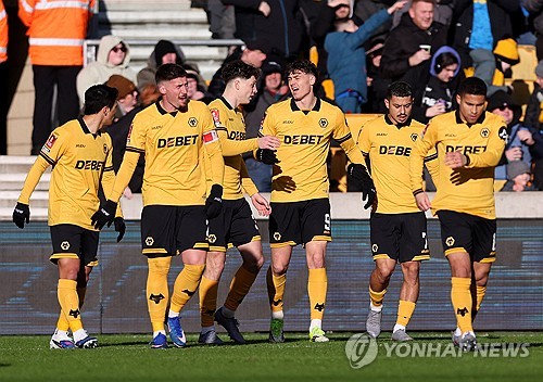 롭 에드워즈 감독이 이끄는 울버햄튼이 11일(한국시간) 영국 울버햄튼에 있는 몰리뉴 스타디움에서 열린 슈루즈베리 타운(4부)과의 2025-2026시즌 FA컵 3라운드 홈 경기에서 6-1 대승을 거뒀다 .  황희찬이 선발 출장해 맹활약하면서 울버햄튼은 리그투(4부) 소속 슈루즈베리에 무려 여섯 골을 몰아쳐 기량 차를 보여줬다. 연합뉴스