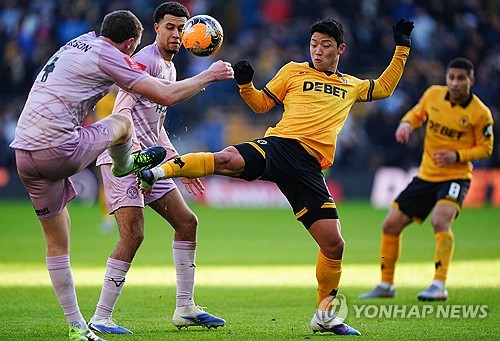 롭 에드워즈 감독이 이끄는 울버햄튼이 11일(한국시간) 영국 울버햄튼에 있는 몰리뉴 스타디움에서 열린 슈루즈베리 타운(4부)과의 2025-2026시즌 FA컵 3라운드 홈 경기에서 6-1 대승을 거뒀다 .  황희찬이 선발 출장해 맹활약하면서 울버햄튼은 리그투(4부) 소속 슈루즈베리에 무려 여섯 골을 몰아쳐 기량 차를 보여줬다. 연합뉴스