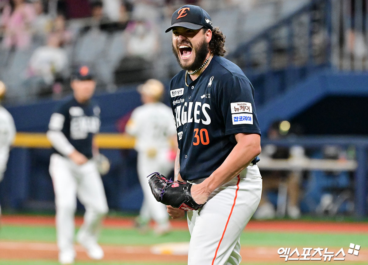 4일 오후 서울 구로구 고척스카이돔에서 열린 '2025 신한 SOL Bank KBO리그' 한화 이글스와 키움 히어로즈의 경기, 5회말 무사 1루 한화 폰세가 전태현을 병살타로 처리한 후 포효하고 있다. 엑스포츠뉴스 DB