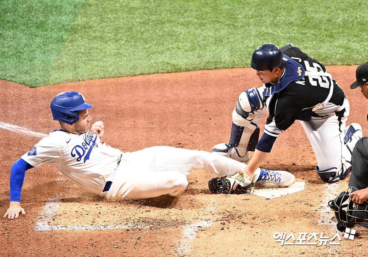 18일 서울 구로구 고척스카이돔에서 열린 '메이저리그 월드투어 서울시리즈 2024' 스페셜 매치 LA 다저스와 팀 코리아의 경기, 3회말 1사 1,2루 LA 프리먼이 스미스의 2타점 2루타때 홈으로 쇄도하며 득점에 성공하고 있다. 엑스포츠뉴스 DB
