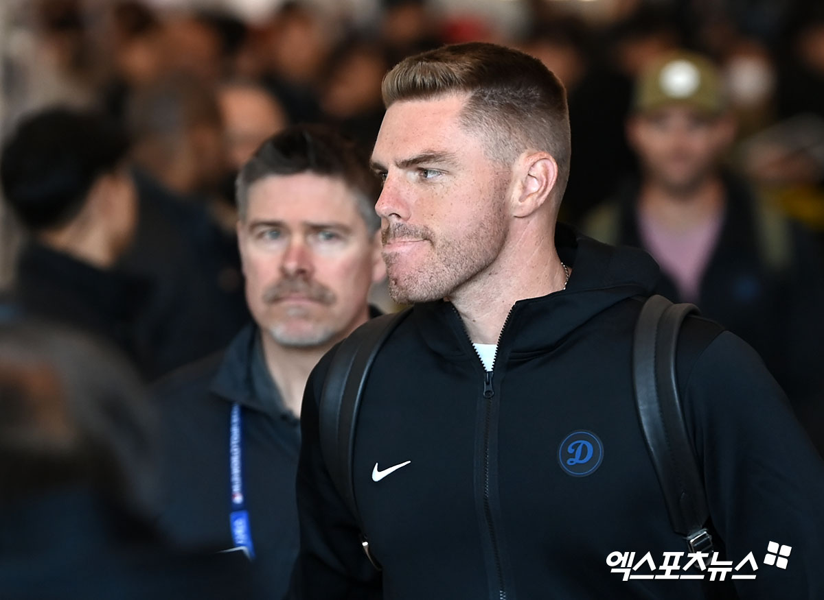 LA 다저스 선수단이 '2024 메이저리그 월드투어 서울 시리즈' 참석 차 15일 오후 인천국제공항을 통해 입국했다.  입국장을 빠져나오는 LA 다저스 프레디 프리먼. 엑스포츠뉴스 DB