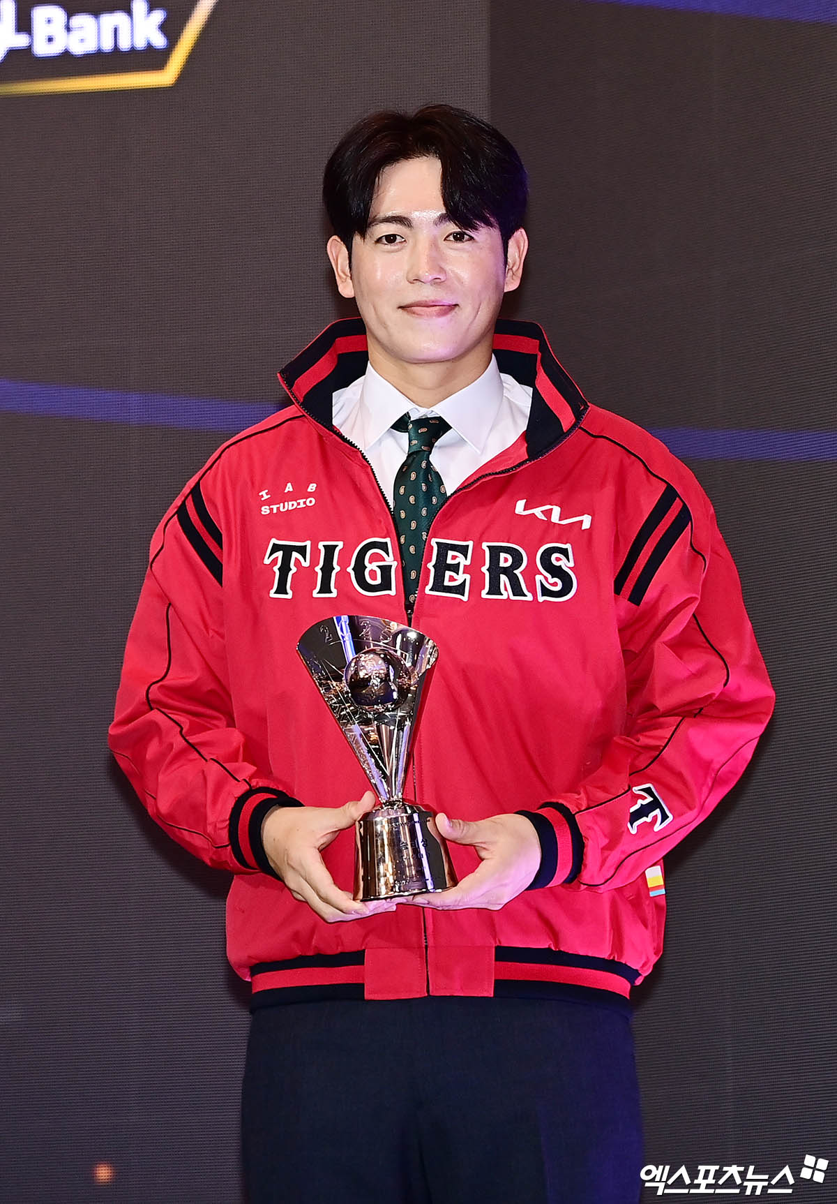 24일 오후 서울 신천동 롯데호텔월드에서 열린 '2025 신한 SOL Bank KBO 시상식'에 참석한 KIA 이태양이 퓨처스리그 북부리그 투수 부문 승리상 트로피를 들고 기념 촬영을 하고 있다. 엑스포츠뉴스 DB