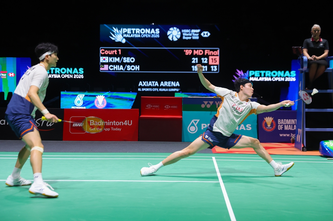 서승재-김원호 조(이상 삼성생명·세계 1위)는 11일(한국시간) 말레이시아 쿠알라룸푸르에 있는 악사이타 아레나에서 열린 2026 세계배드민턴연맹(BWF) 월드투어 말레이시아 오픈(슈퍼 1000) 남자 복식 결승전에서 말레이시아의 아론 치아-소위익 조(세계 2위)를 게임스코어 2-1(21-15 12-21 21-18)로 이기면서 우승을 차지했다. 서승재-김원호 조는 지난 시즌에 이어 또다시 말레이시아 오픈 정상에 오르면서 대회 2연패에 성공했다. 연합뉴스
