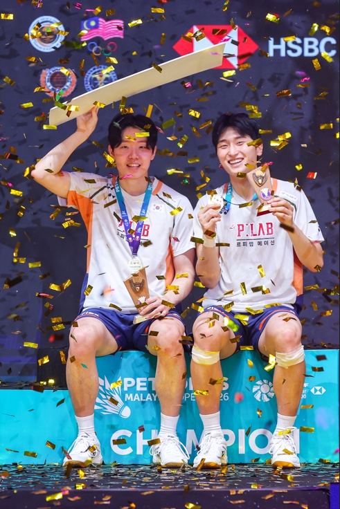 서승재-김원호 조(이상 삼성생명·세계 1위)는 11일(한국시간) 말레이시아 쿠알라룸푸르에 있는 악사이타 아레나에서 열린 2026 세계배드민턴연맹(BWF) 월드투어 말레이시아 오픈(슈퍼 1000) 남자 복식 결승전에서 말레이시아의 아론 치아-소위익 조(세계 2위)를 게임스코어 2-1(21-15 12-21 21-18)로 이기면서 우승을 차지했다. 서승재-김원호 조는 지난 시즌에 이어 또다시 말레이시아 오픈 정상에 오르면서 대회 2연패에 성공했다. 연합뉴스